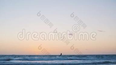 <strong>风筝</strong>冲浪者在海浪上航行。 迈阿密。 慢动作